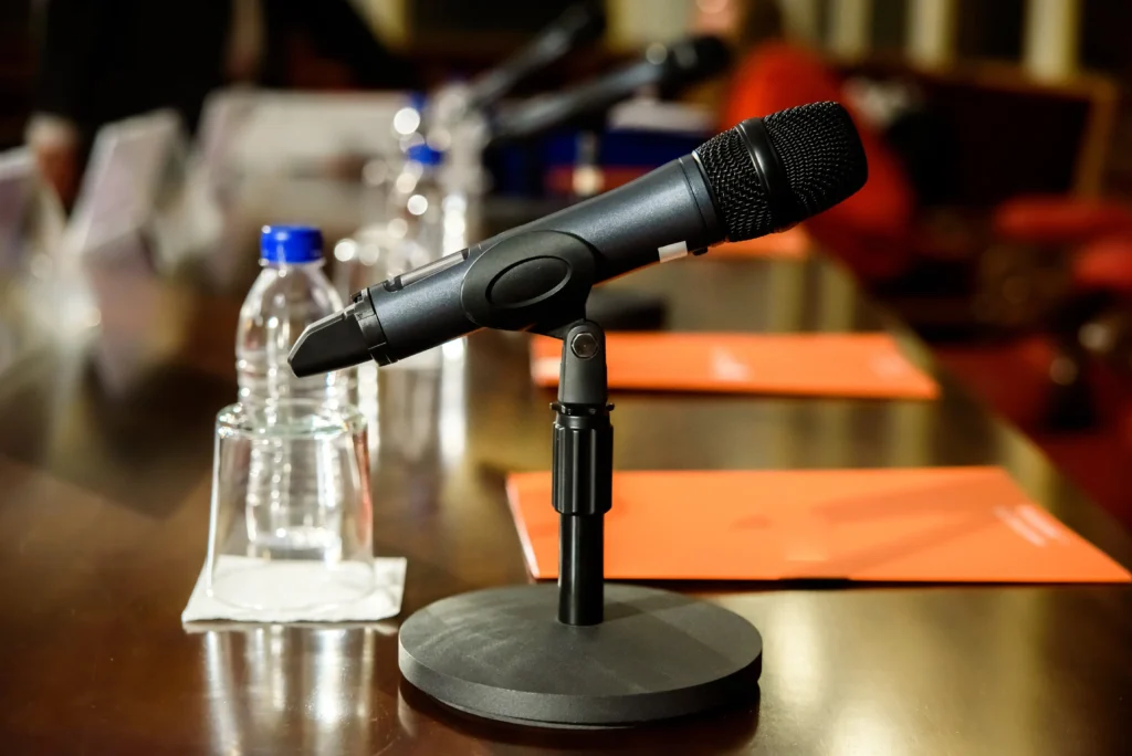 How Does a Wireless Microphone Work?